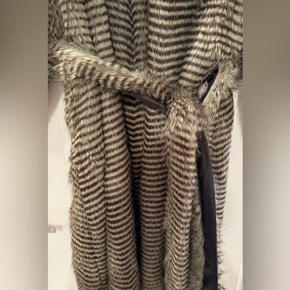 Plus size faux fur coat with tie waist size 22 us or 26 uk - Picture 2 of 11